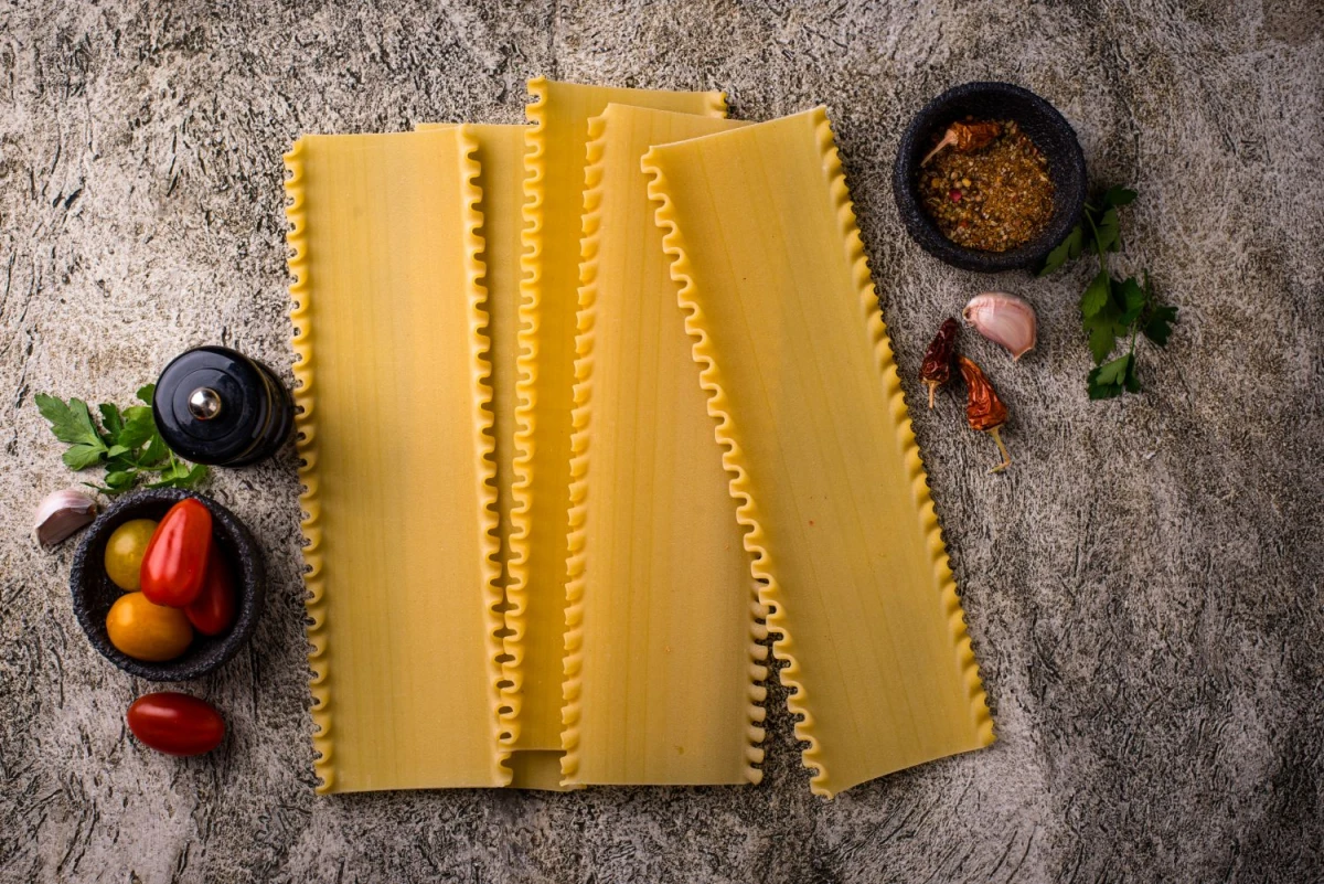 Makaron do lasagne na blacie w kuchni