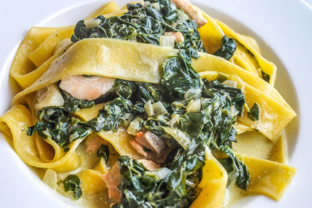 Makaron tagliatelle ze szpinakiem i łososiem