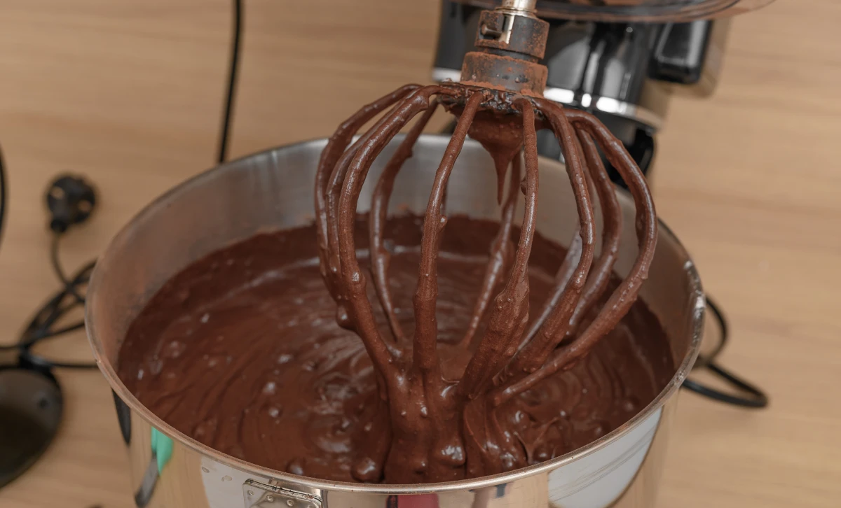 Masa na biszkopt czekoladowy w misie robota kuchennego