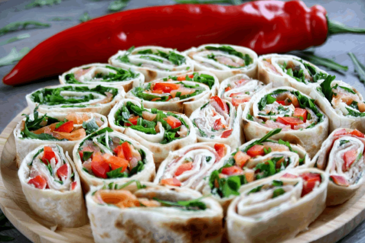 Mini wrapy na drewnianym talerzu