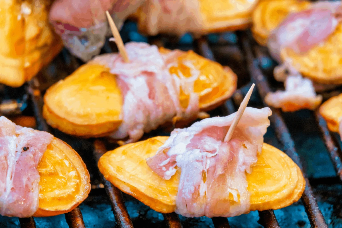 Oscypki zawinięte w boczku na grillu