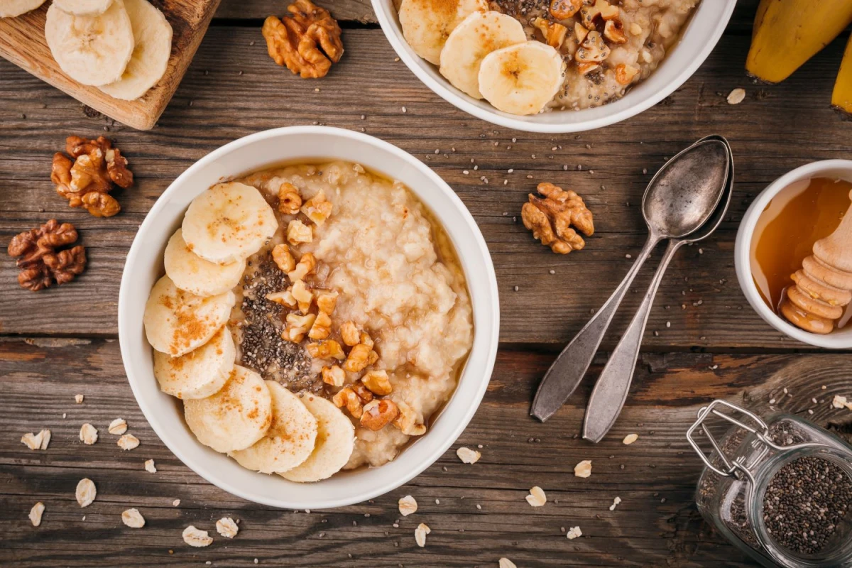 Owsianka z bananem i orzechami włoskimi