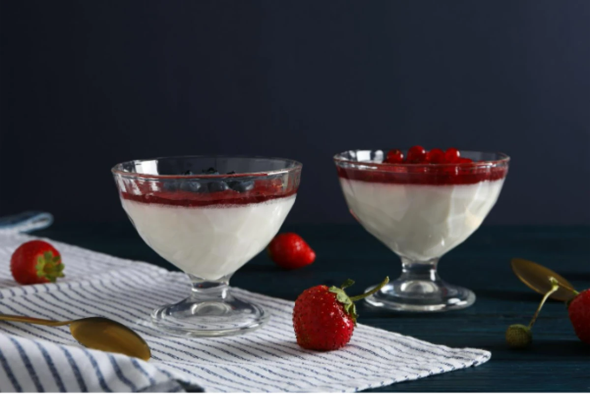 Panna cotta podana w szklanych pucharkach