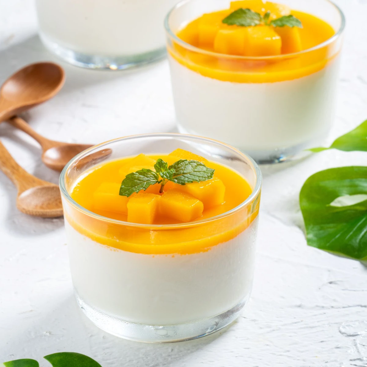 Panna cotta z brzoskwiniami w szklanych pucharkach