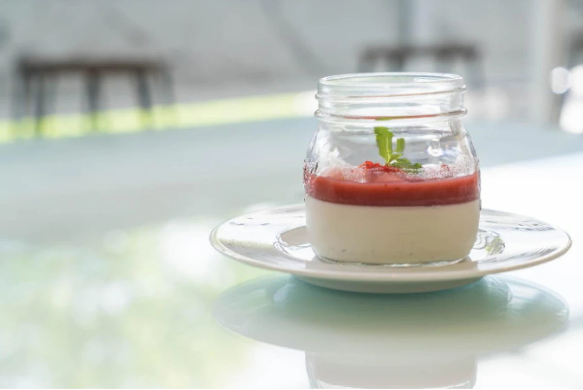 Panna cotta z sosem malinowym w szklanym słoiku