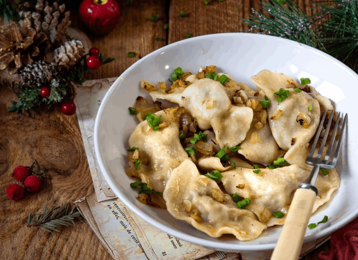 Pierogi z kapustą i grzybami podane w białej misce