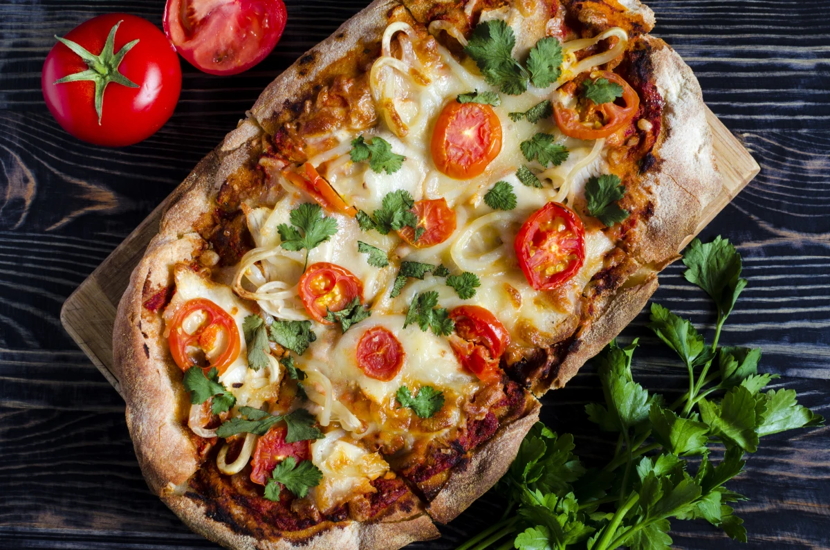 Pinsa z mozzarellą i pomidorami
