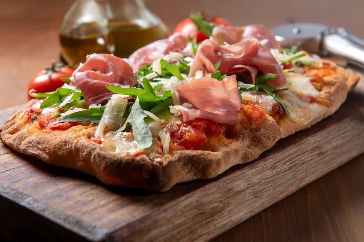 Pinsa z prosciutto i rukolą