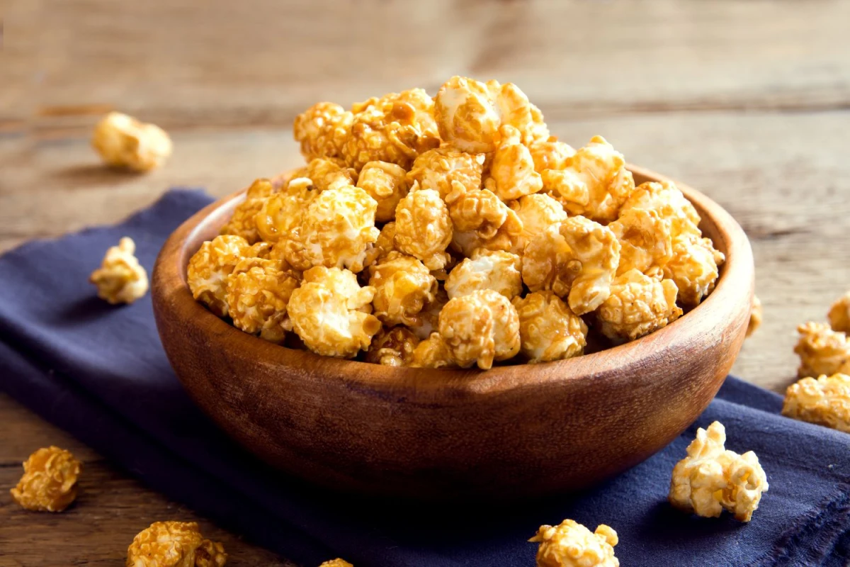 Popcorn karmelowy w drewnianej misce