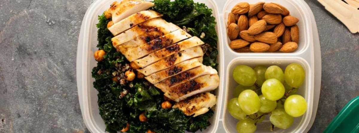 Jak skomponować zdrowy lunch box – pomysły i porady