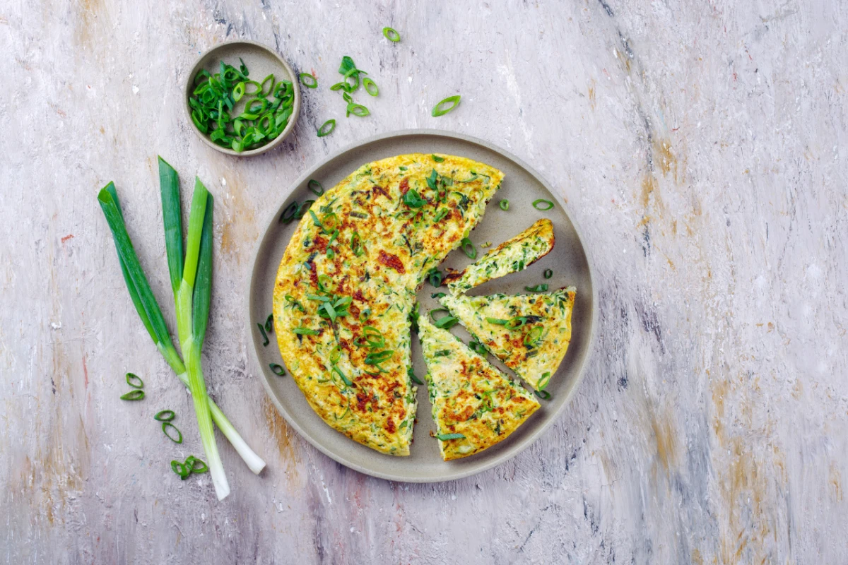 Frittata posypana szczypiorkiem