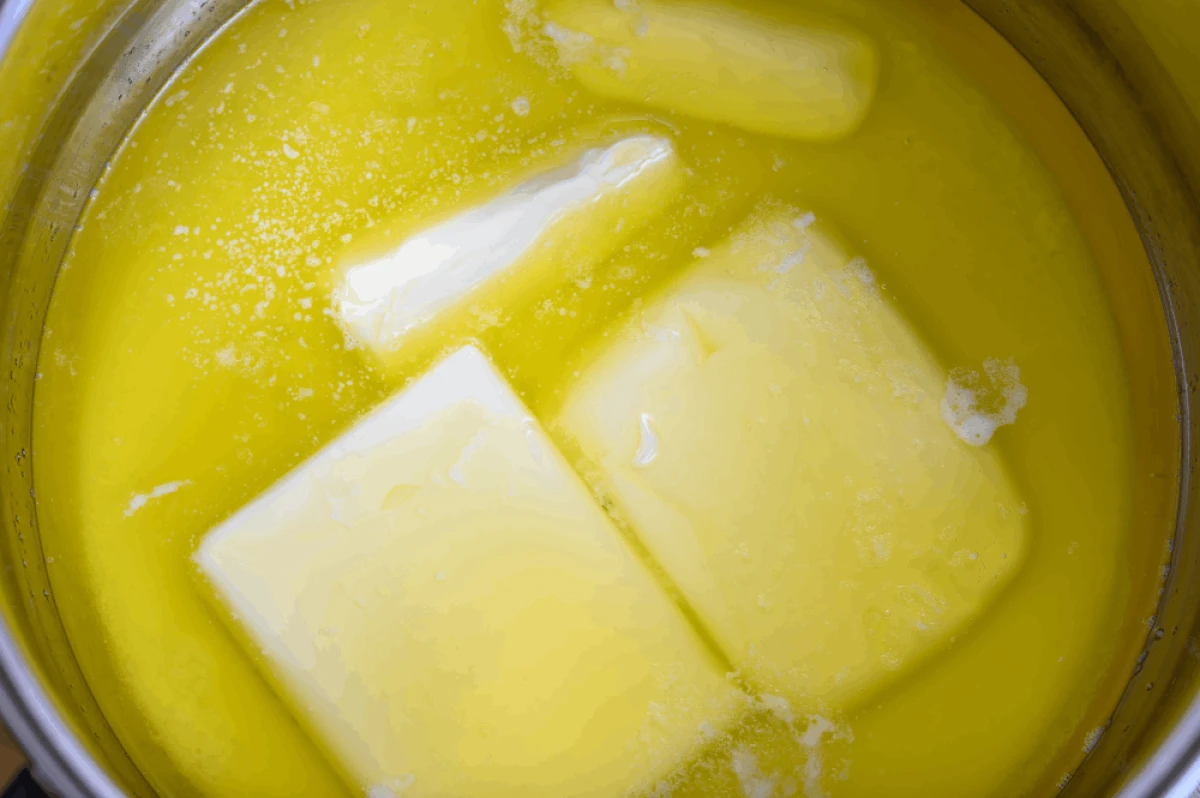 Rozpuszczone masło w garnku