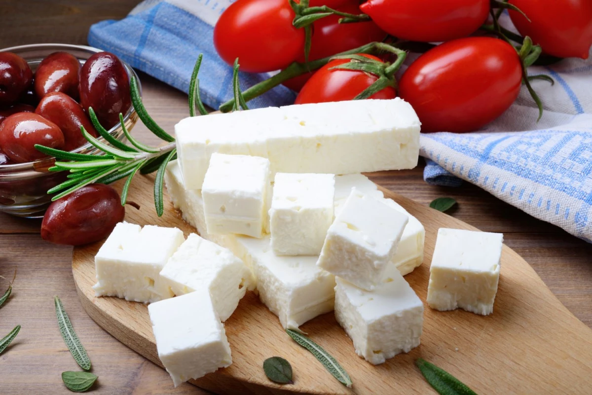 Ser feta pokrojony w kostkę na drewnianej desce