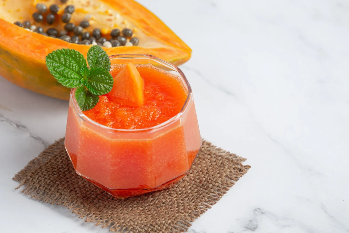 Smoothie z papają w szklance