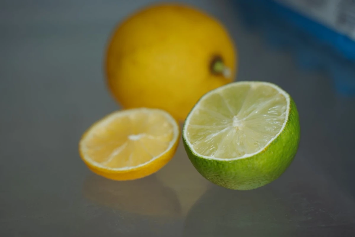Stara przekrojona cytryna i limonka w lodówce