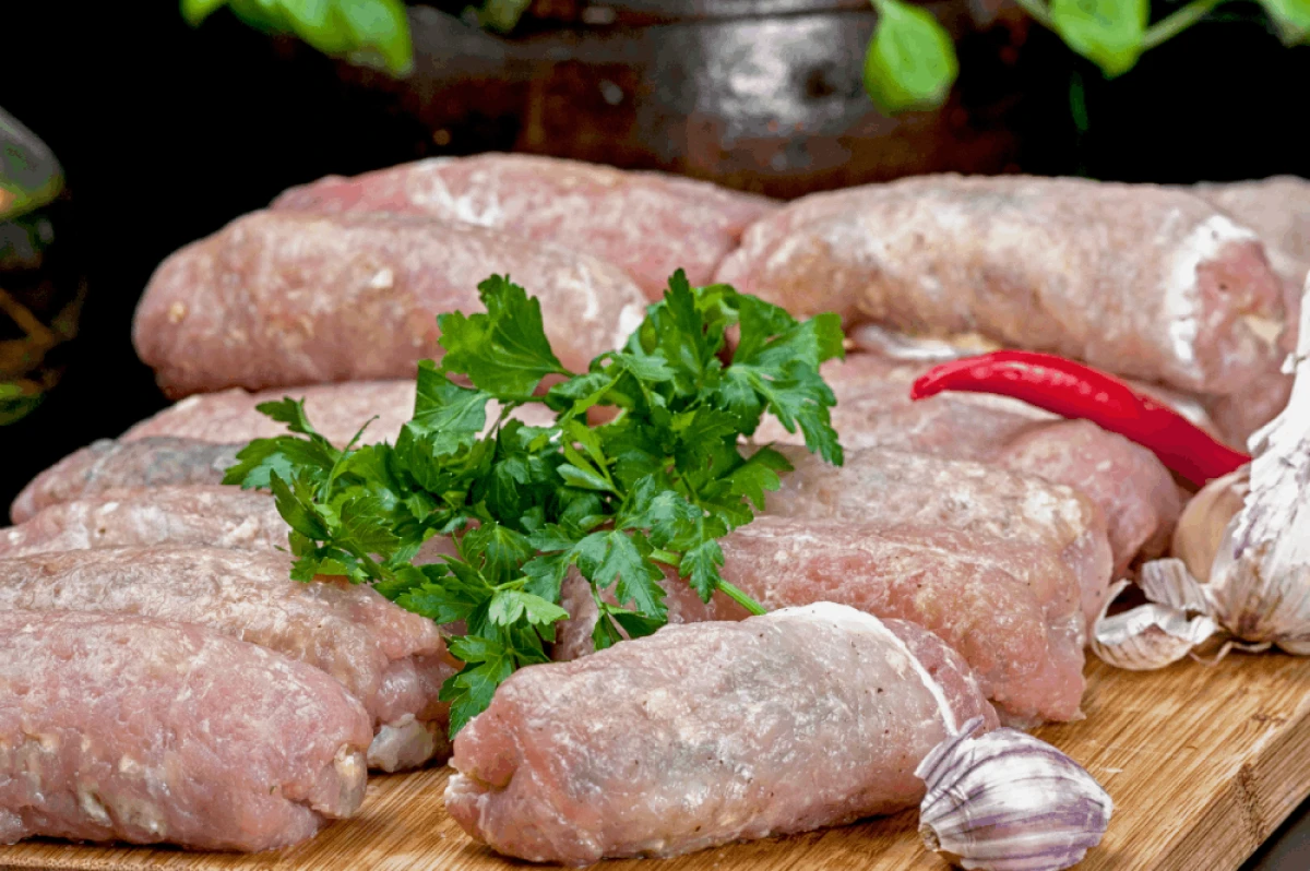 Surowe rolady z warzywami na desce