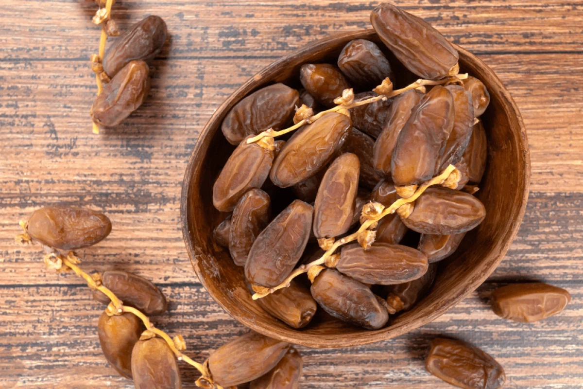 Suszone daktyle w drewnianej misce