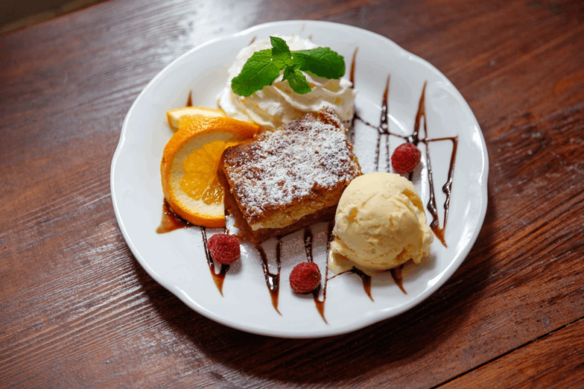 Szarlotka podana z gałką lodów bananowych