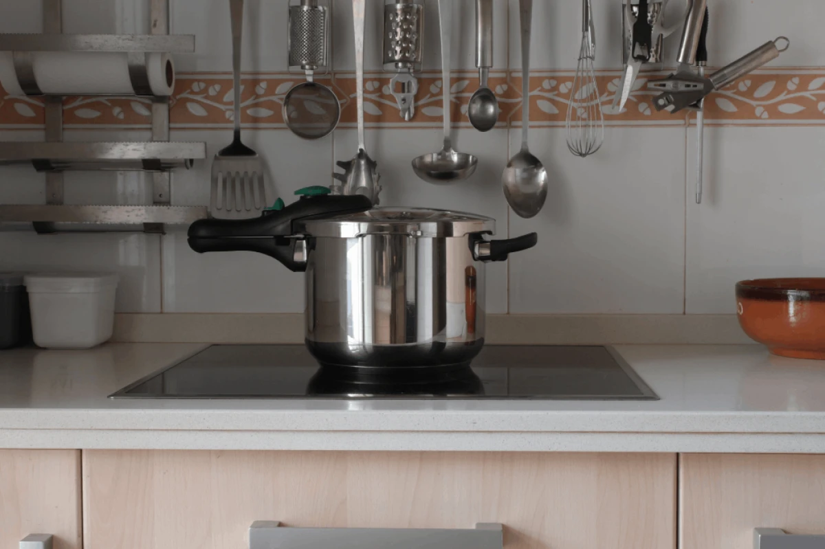 Szybkowar stojący na płycie indukcyjnej