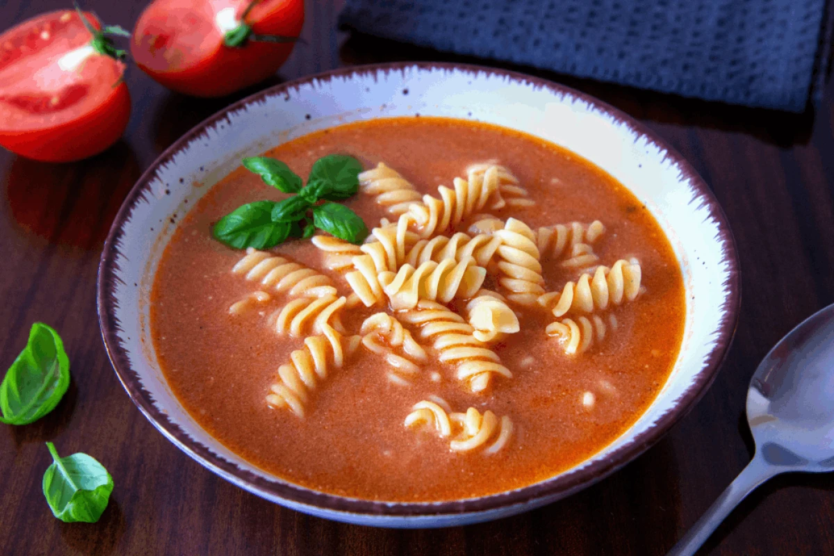 Talerz zupy pomidorowej z kluskami
