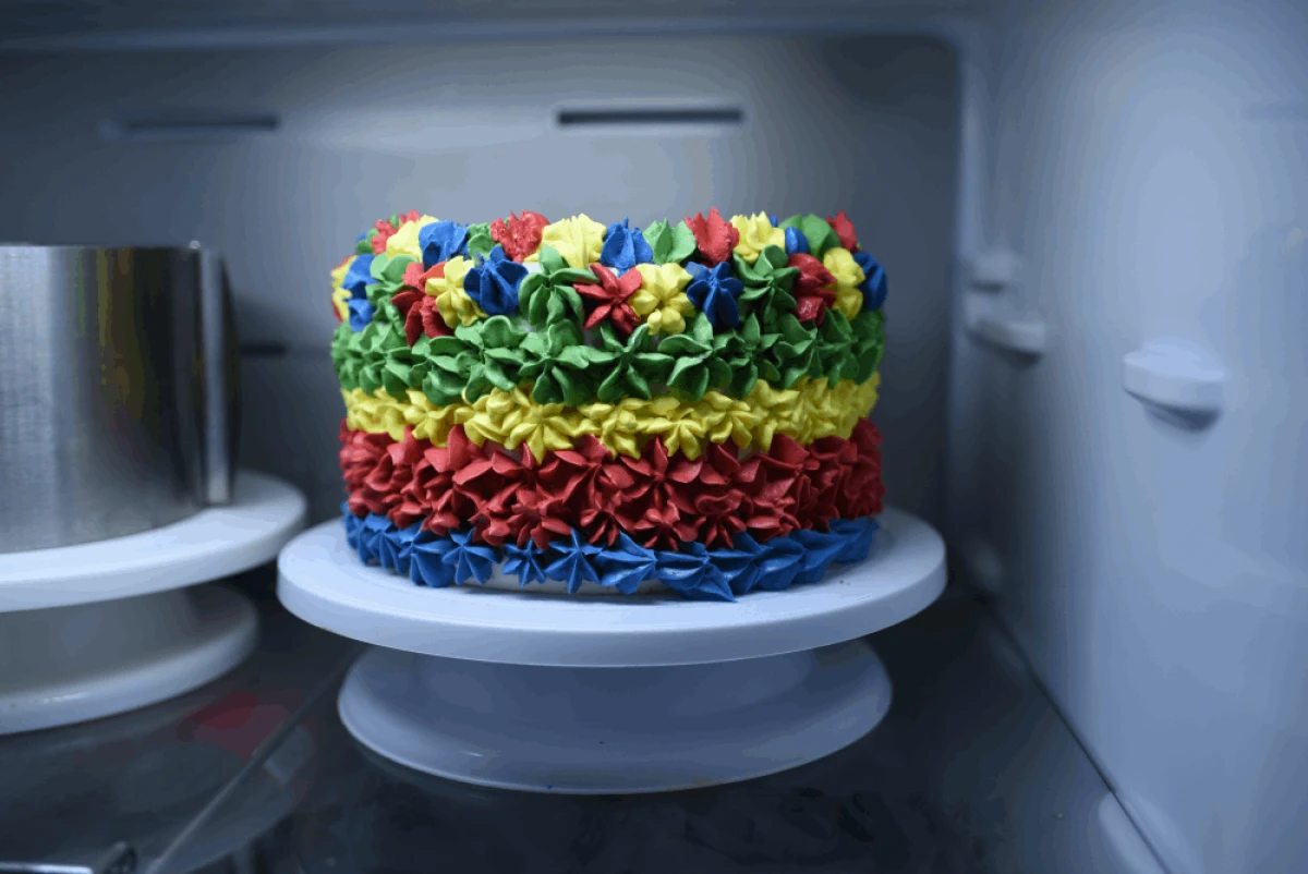 Tort udekorowany różnokolorowymi kremami