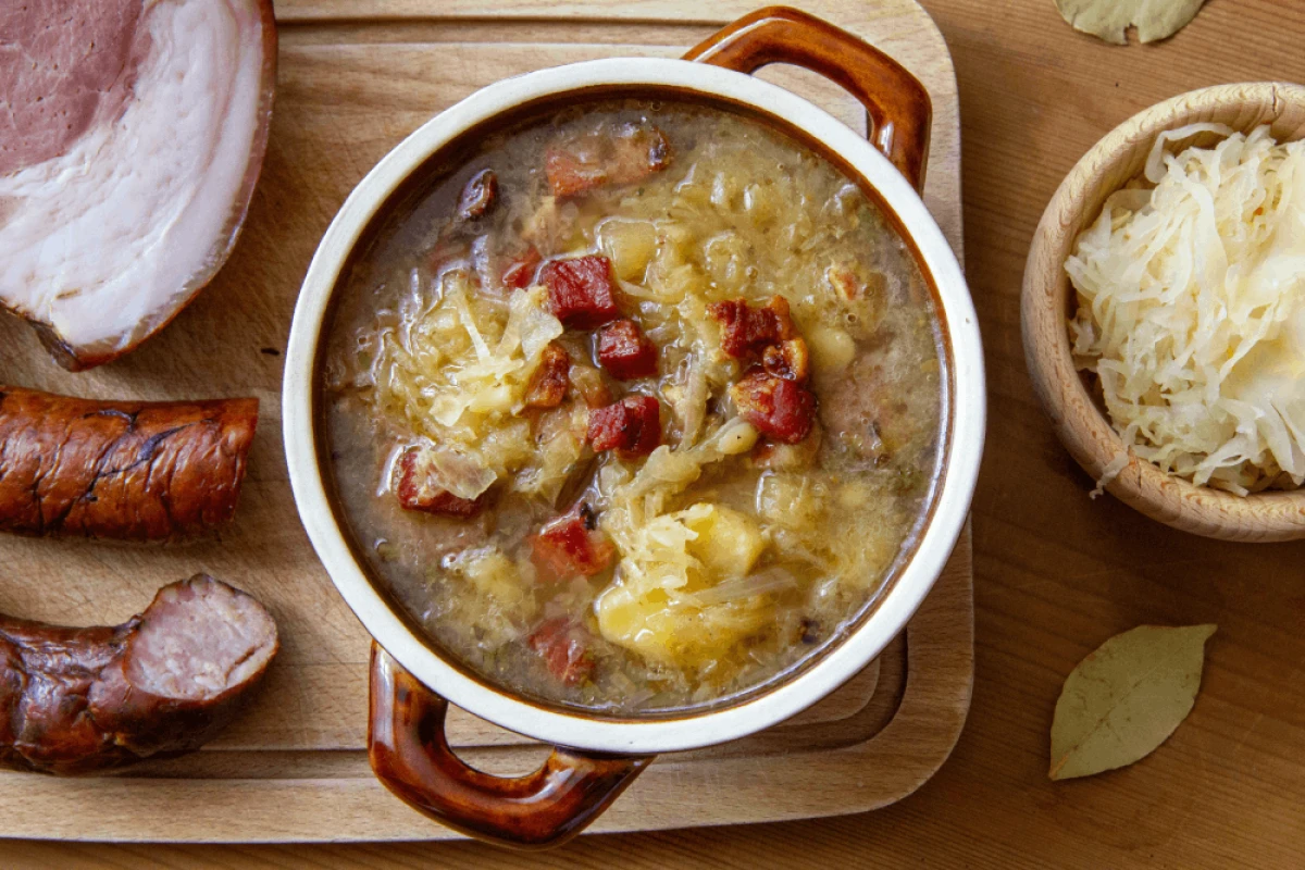 Tradycyjny kapuśniak z kiszonej kapusty z boczkiem i kiełbasą