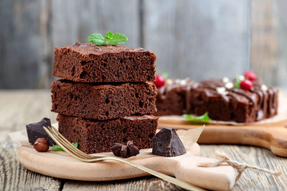 Trzy kawałki brownie ustawione na sobie