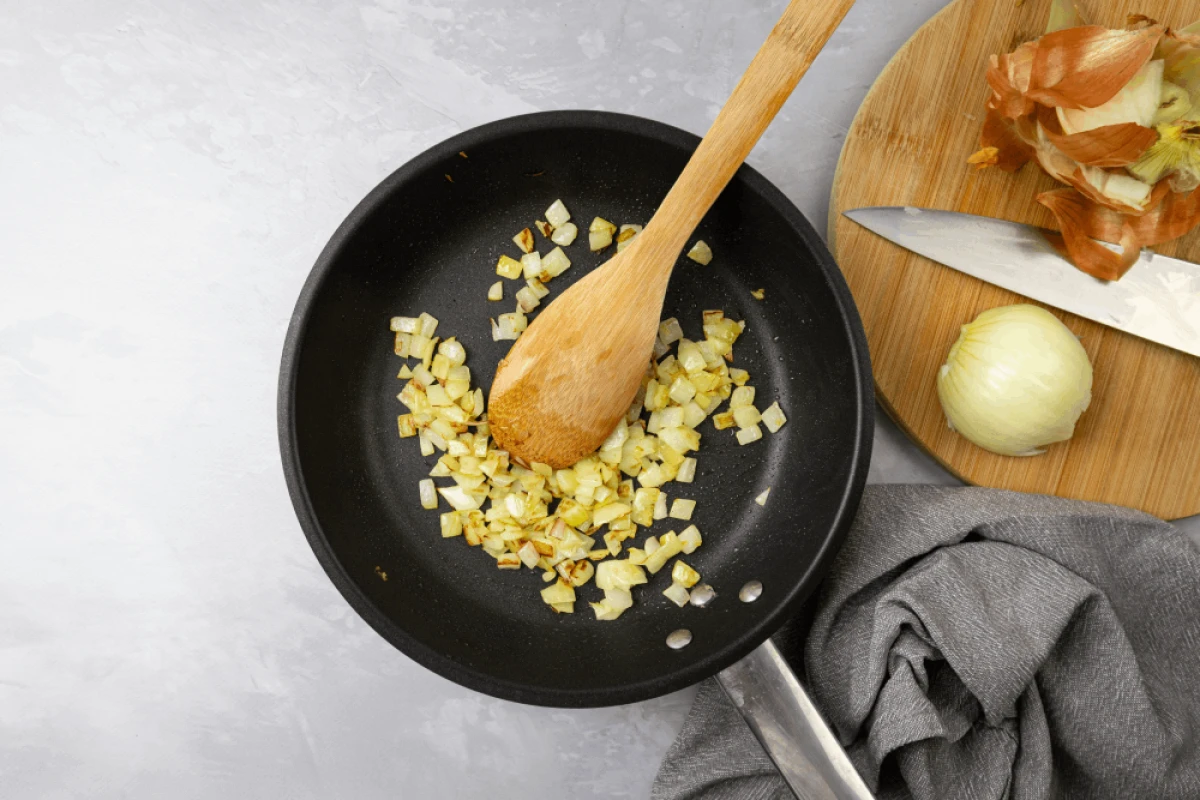 Usmażona cebula na patelni