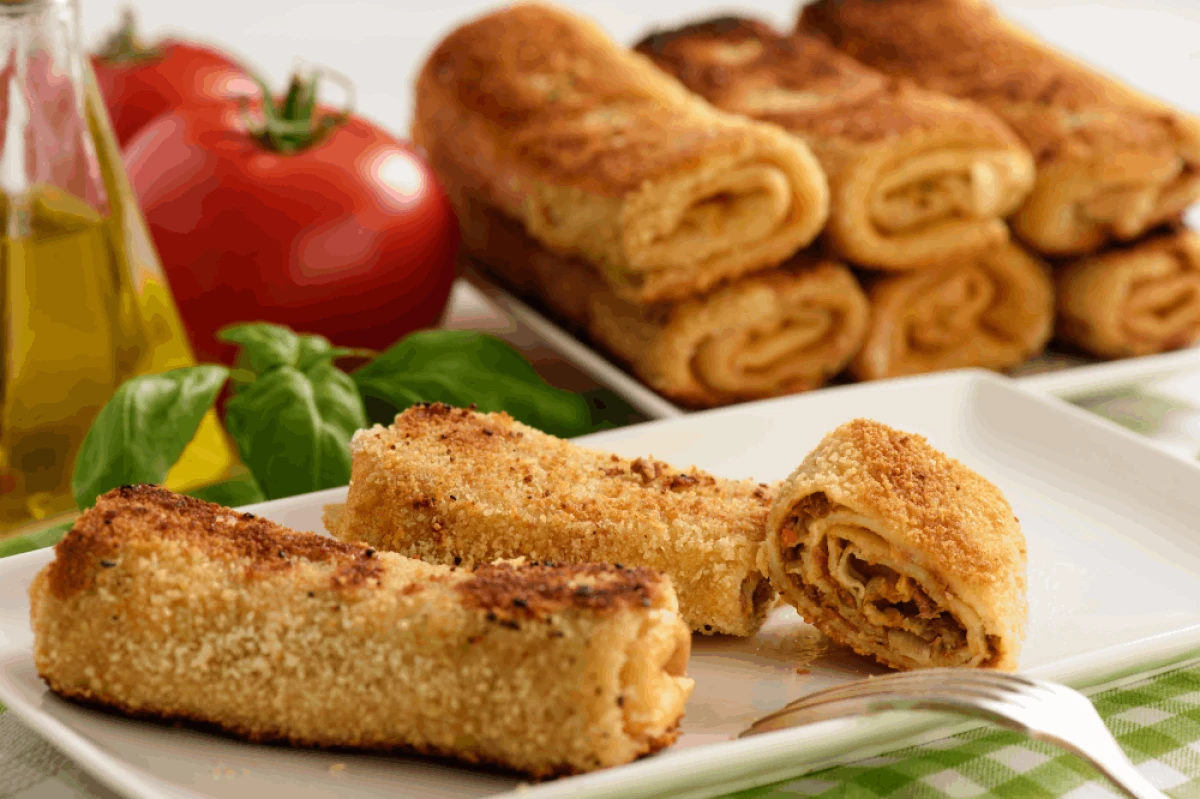 Usmażone na złoto, panierowane krokiety, podane na białym talerzu