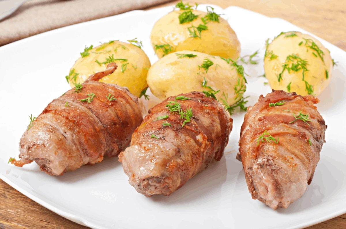 Usmażone roladki ze schabu owinięte boczkiem