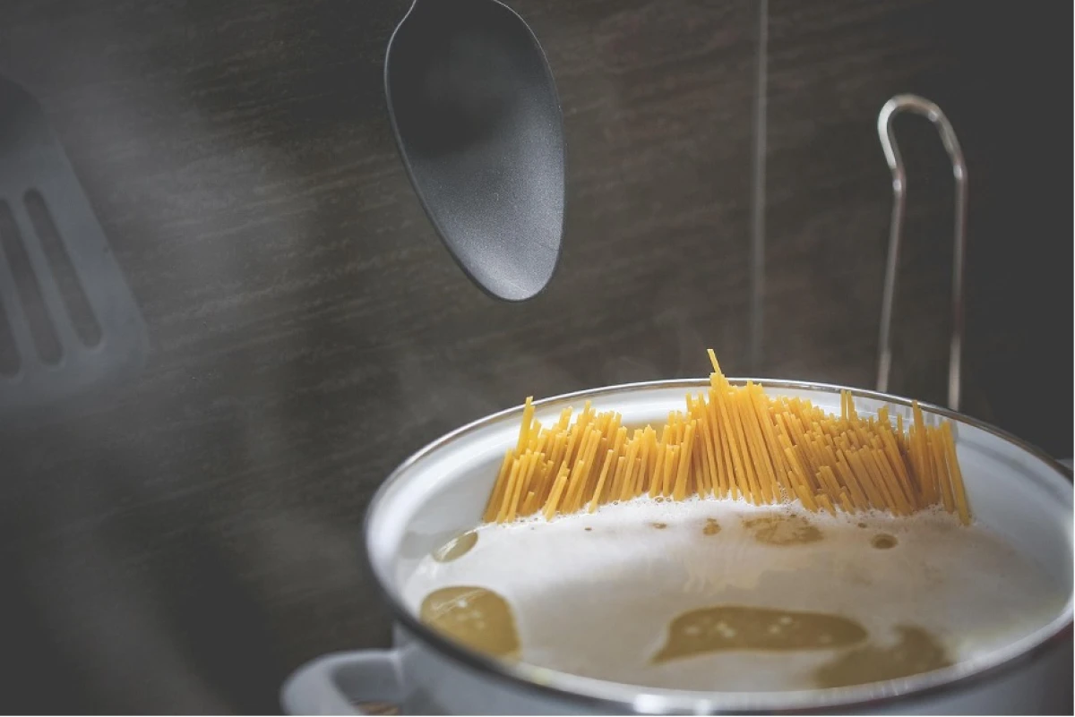 W garnku z wodą gotuje się makaron spaghetti