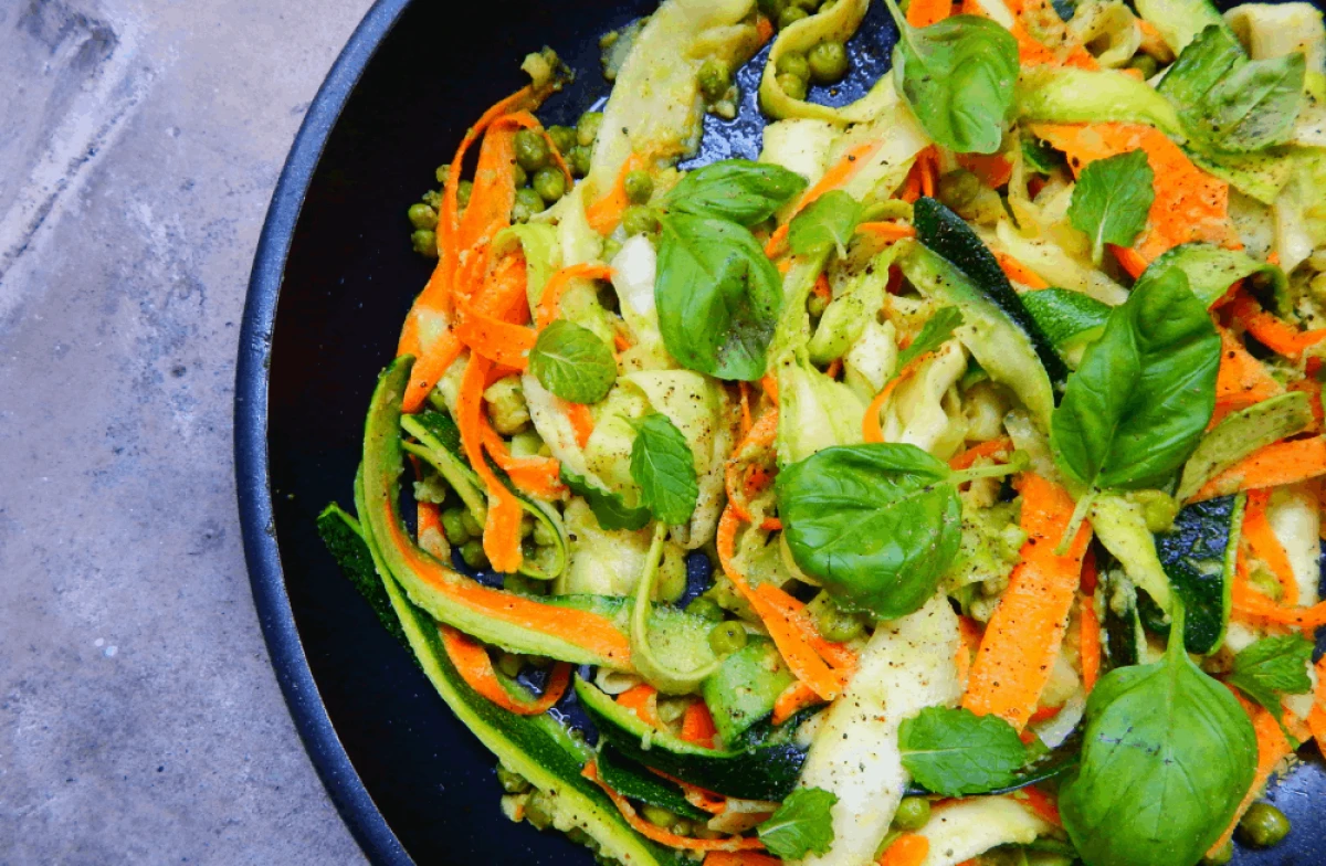 Warzywny makaron z cukinii i marchewki na patelni