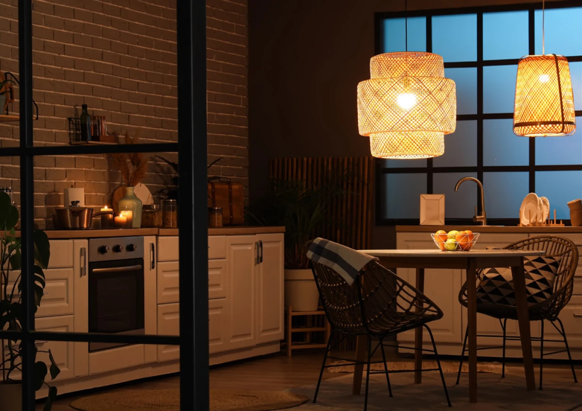 Widok na kuchnię w nastrojowym świetle