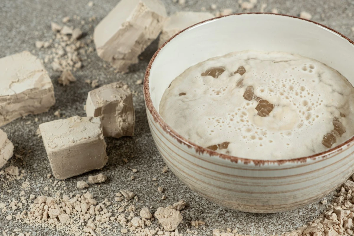 Zaczyn drożdżowy w ceramicznej misce