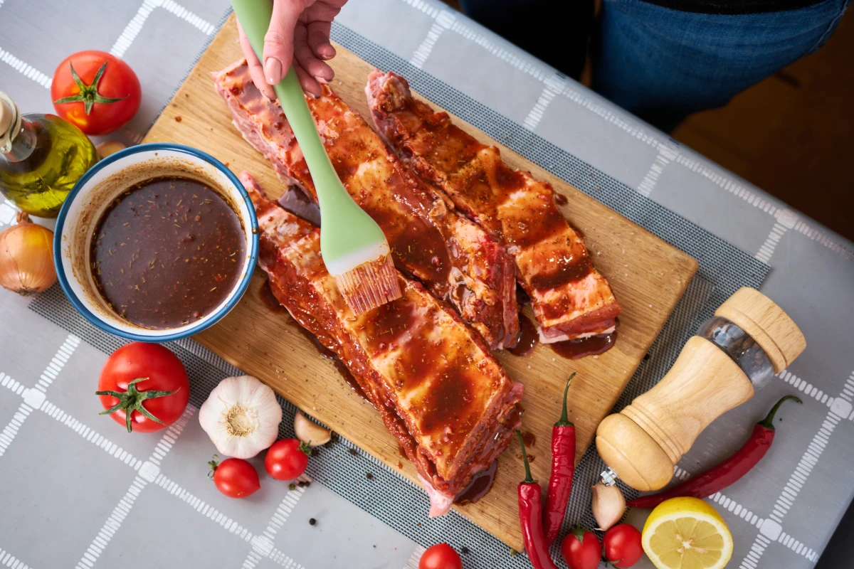 Zbliżenie na żeberka w marynacie BBQ