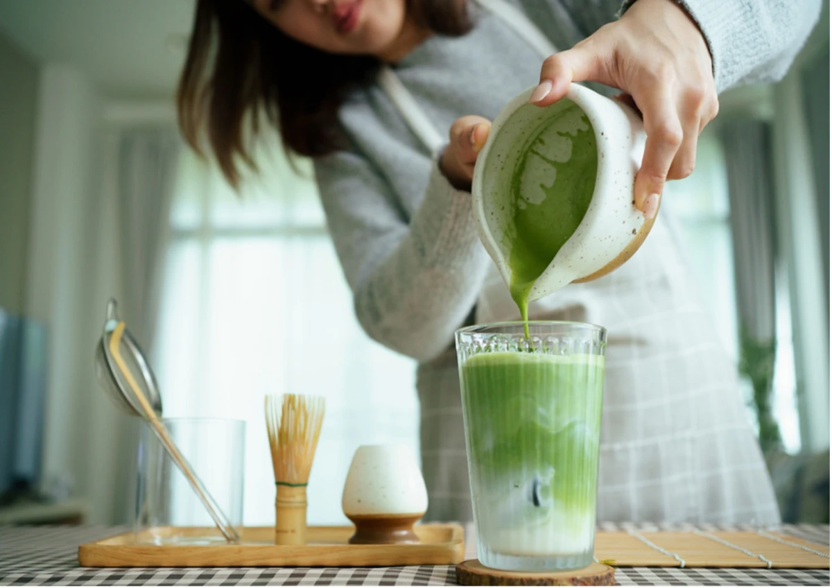 Zbliżenie na osobę robiącą matcha late