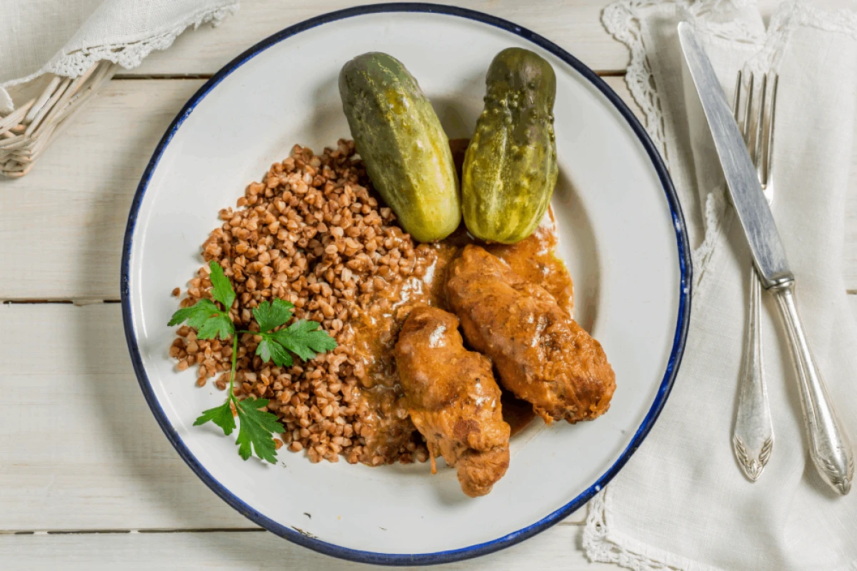 Zrazy wieprzowe podane z kaszą gryczaną i ogórkami kiszonymi