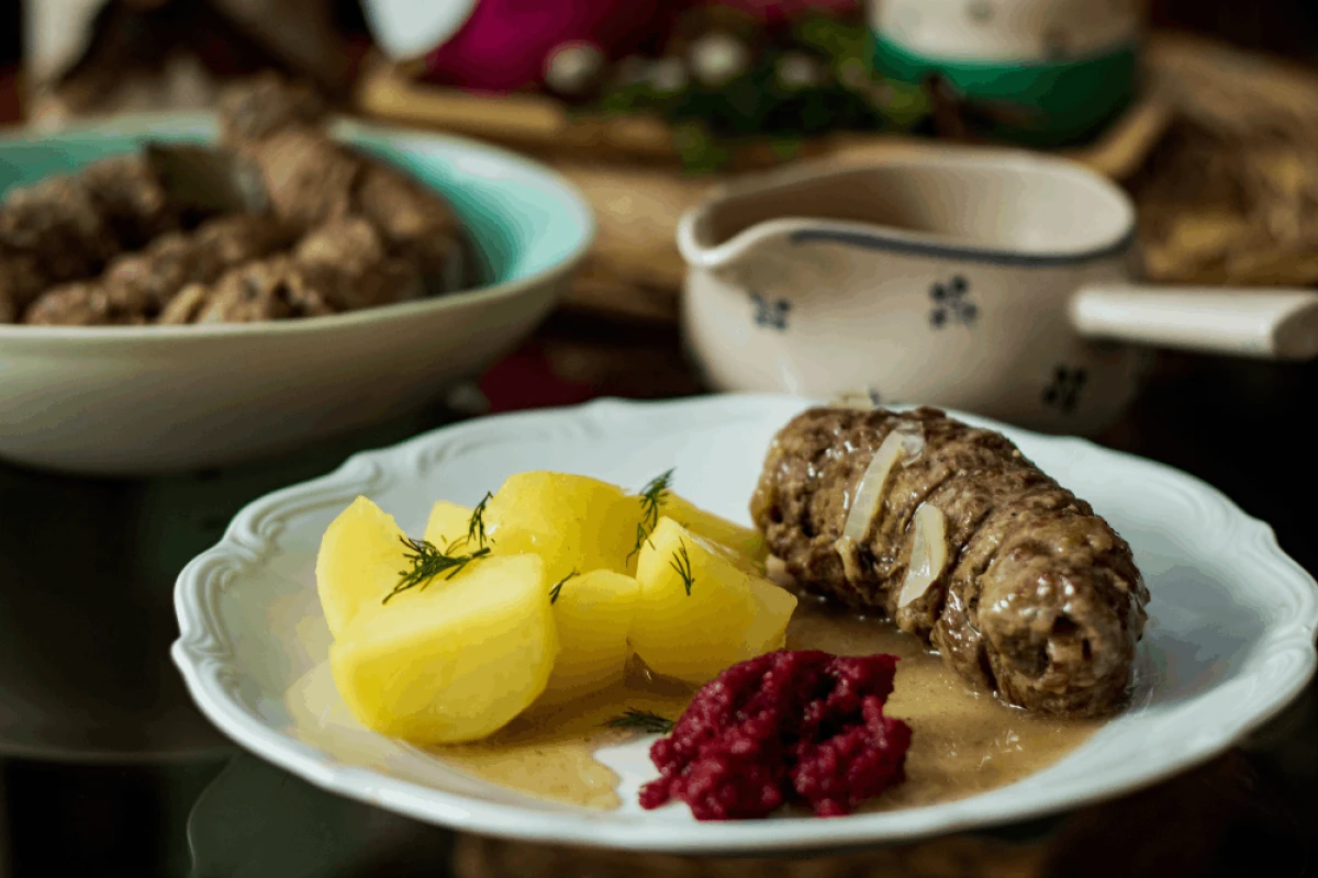 Zrazy wieprzowe podane z ziemniakami i buraczkami