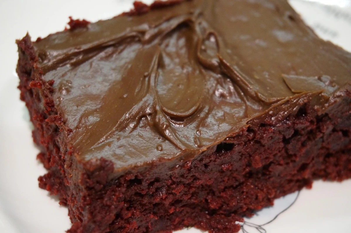 Kawałek brownie z czerwonej fasoli z polewą czekoladową