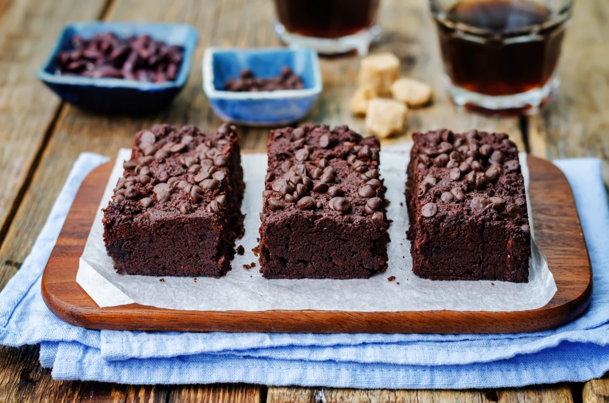 Trzy kawałki czekoladowego brownie z czerwonej fasoli 
