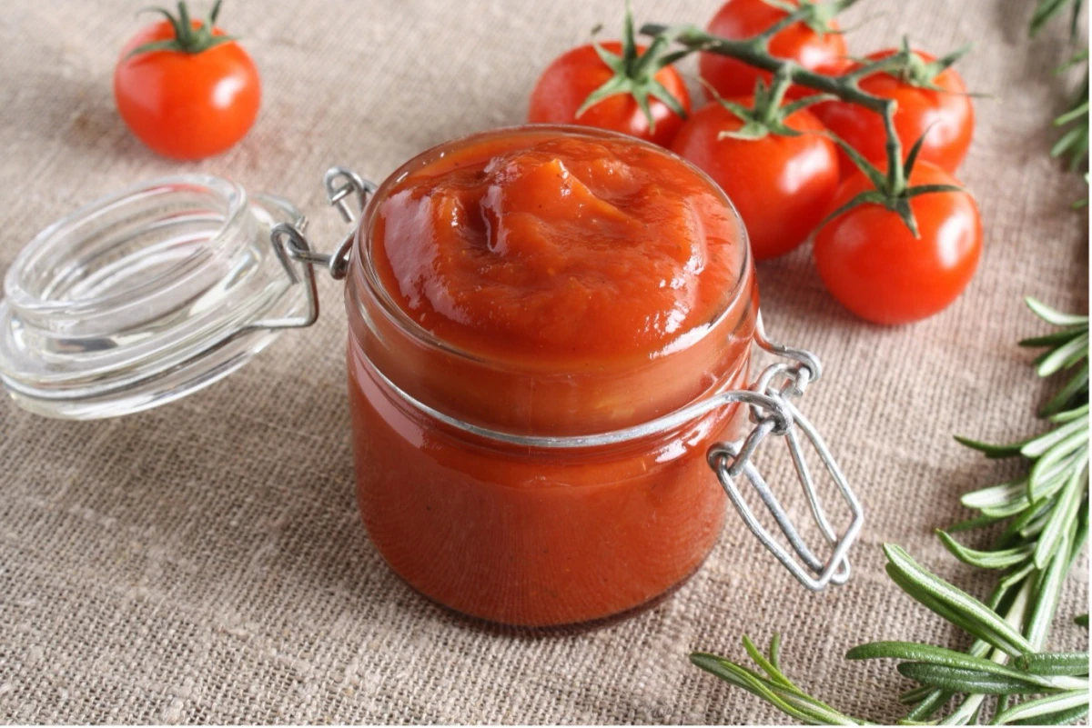 domowy ketchup w słoiku
