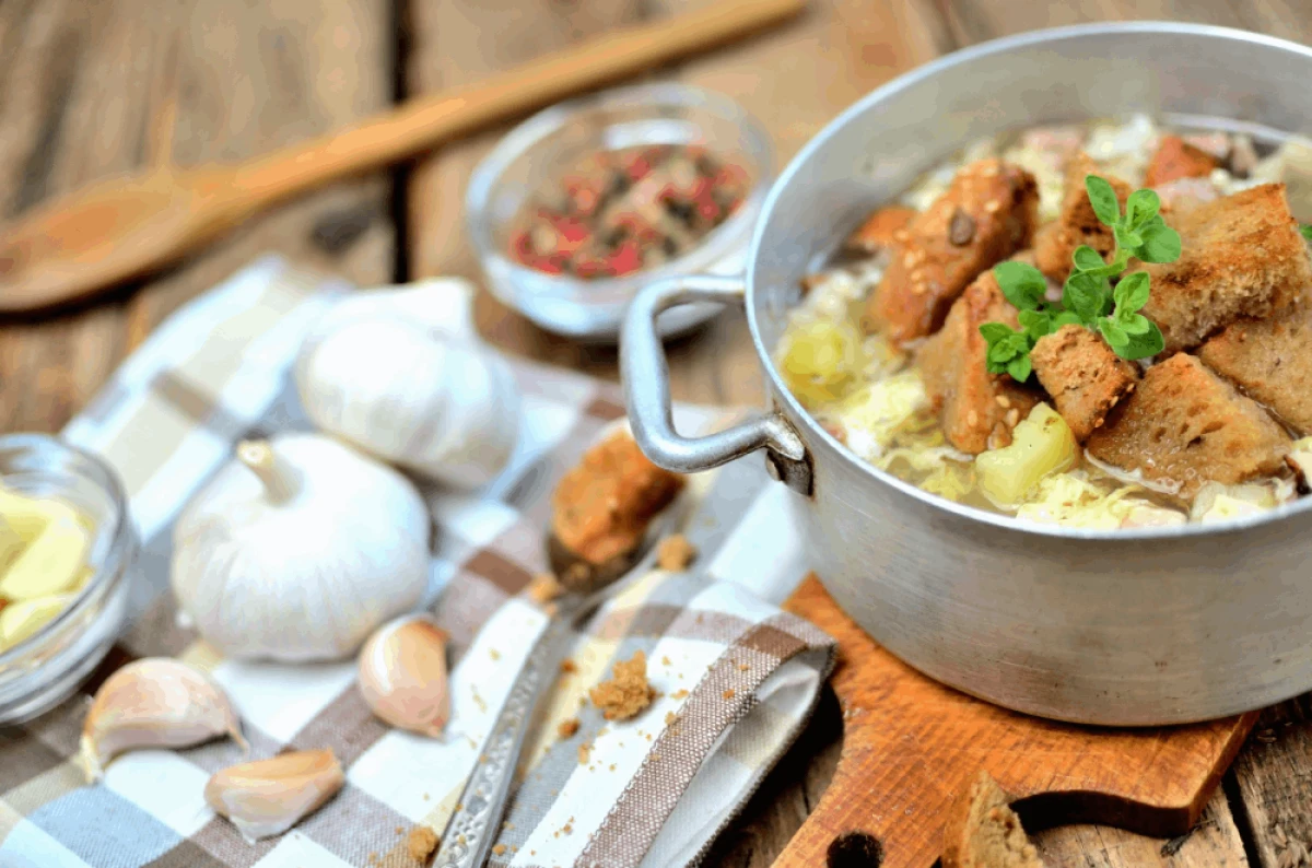 Rozgrzewająca zupa czosnkowa z serem i grzankami