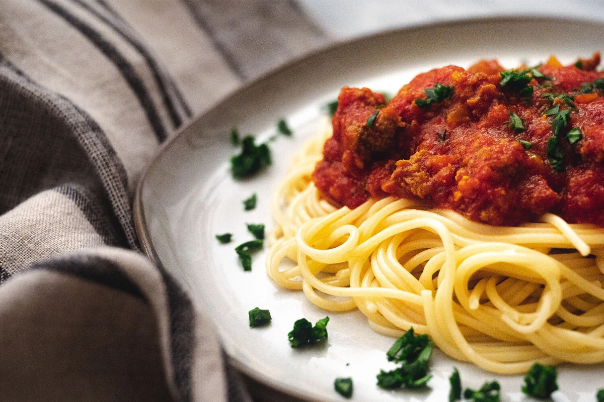 Spaghetti – jak zrobić i doprawić spaghetti? Rodzaje spaghetti