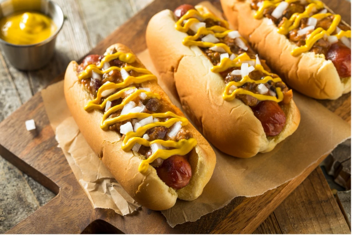 trzy hot dogi polane musztarrda
