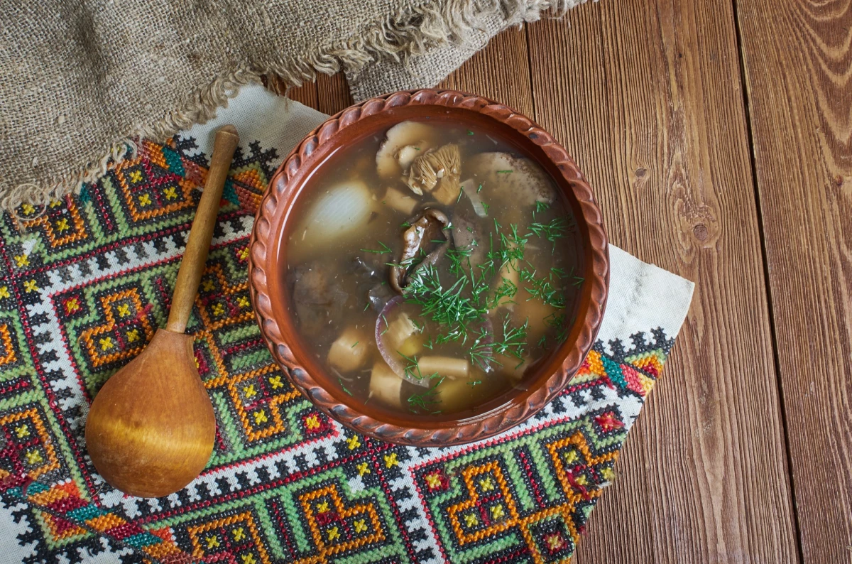 Zupa grzybowa w brązowej misce
