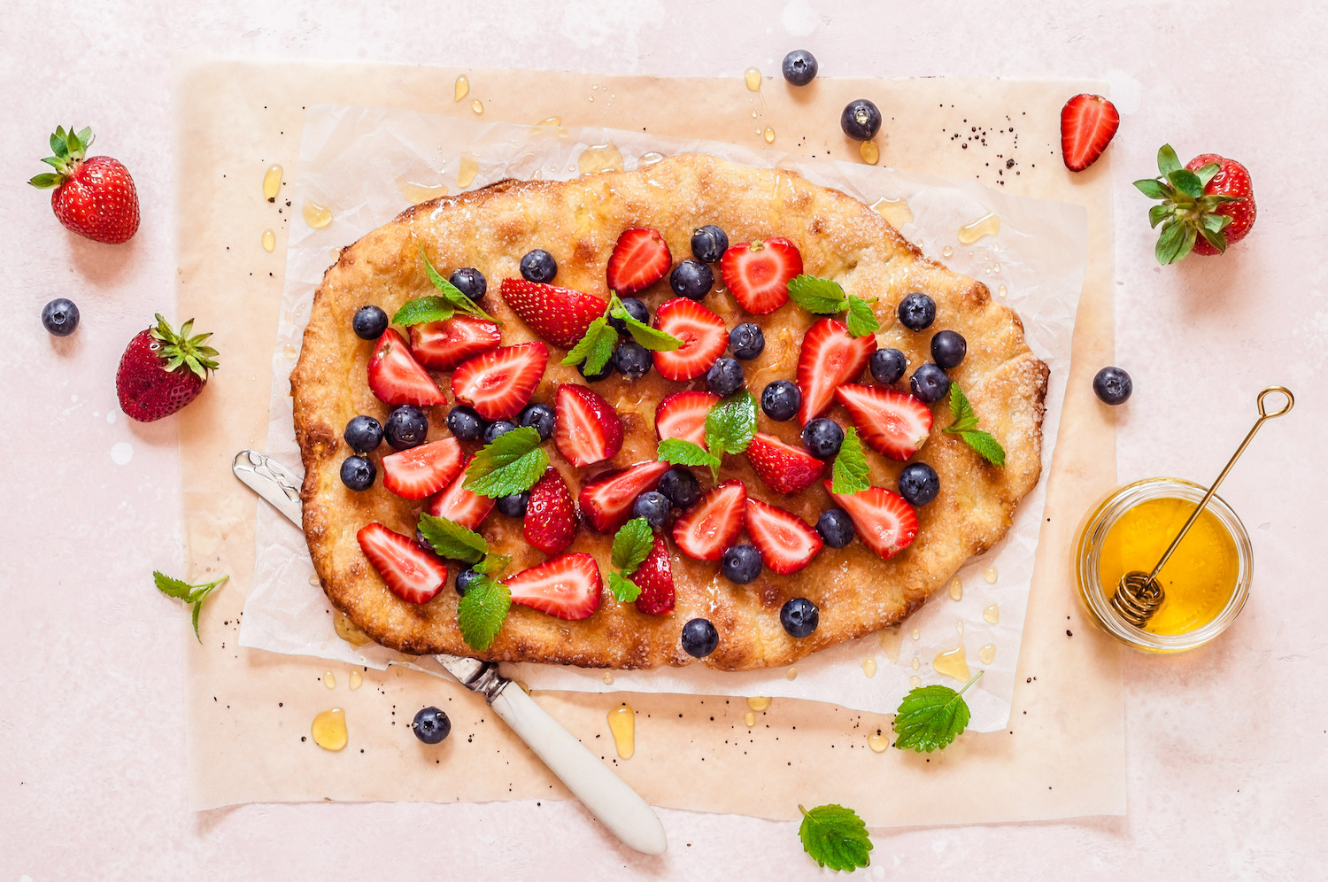 Focaccia na słodko z truskawkami i gruszkami