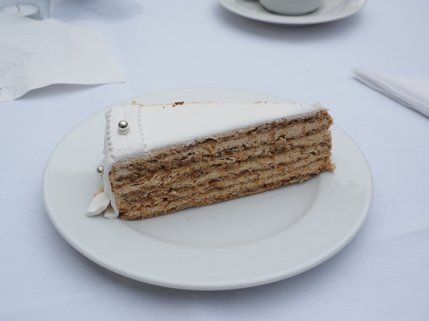 Biszkoptowy tort orzechowy