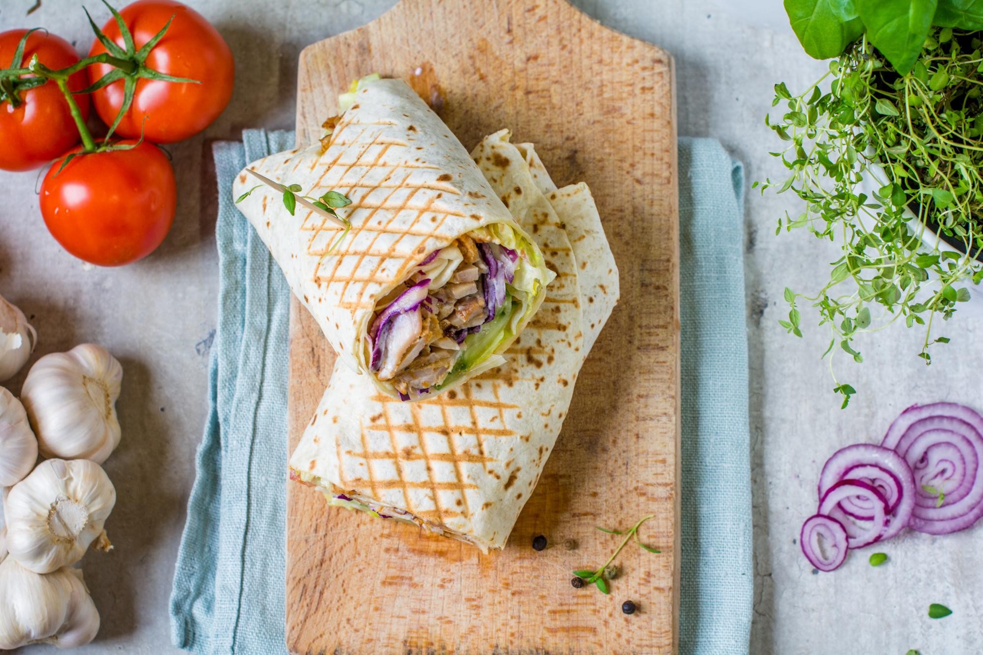 Tortilla pszenna z nadzieniem mięsnym i warzywami