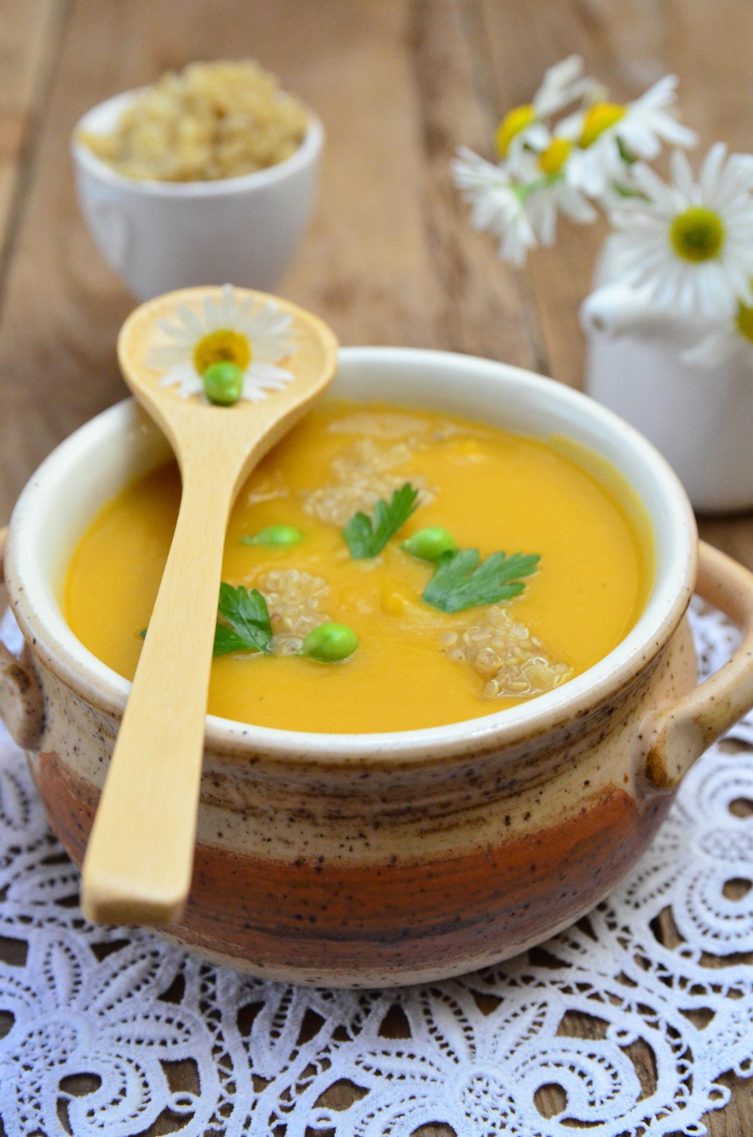 Zupa dyniowa z groszkiem i quinoa 