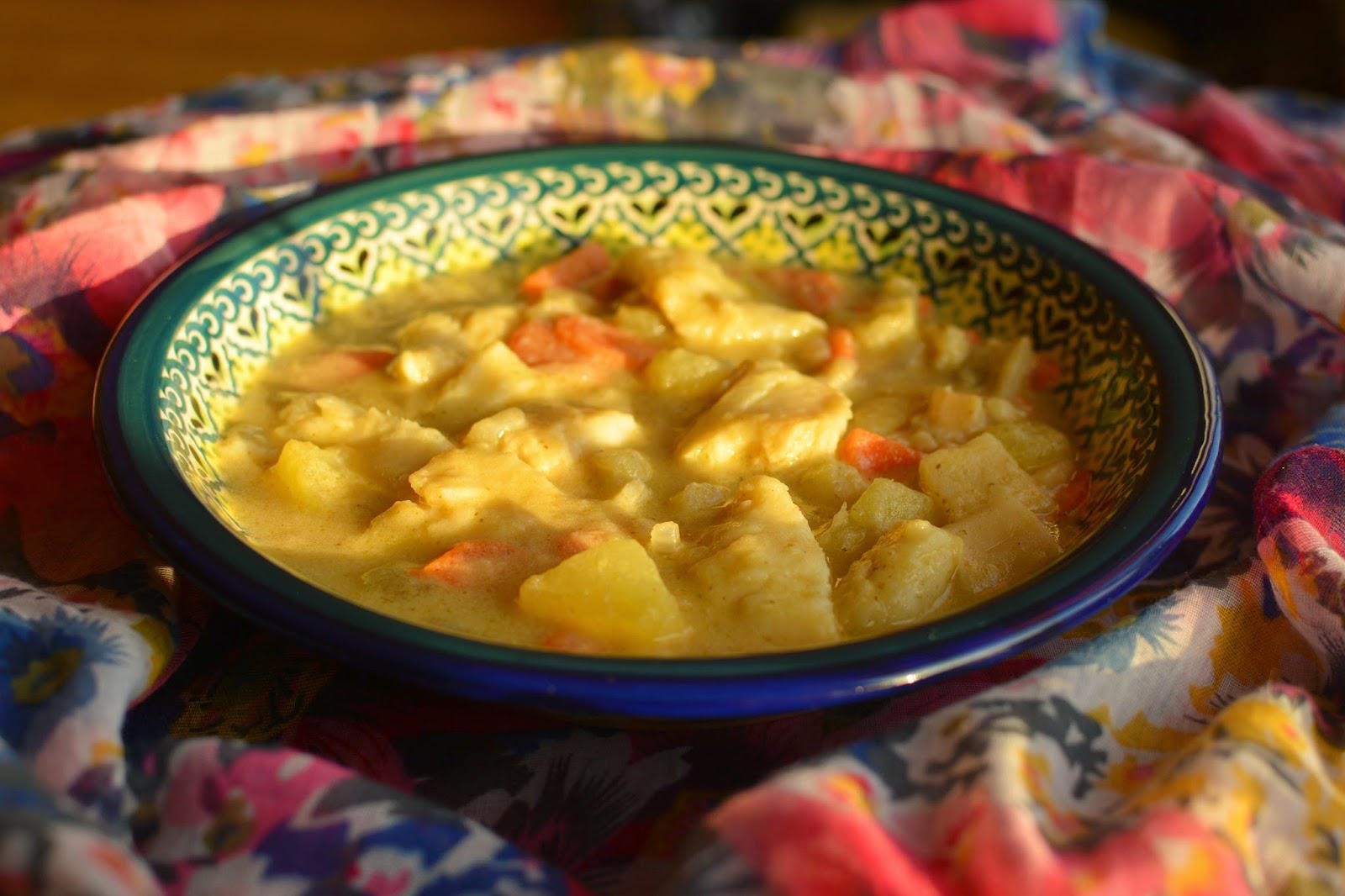 Rybna zupa curry z fenkułem i ziemniakami